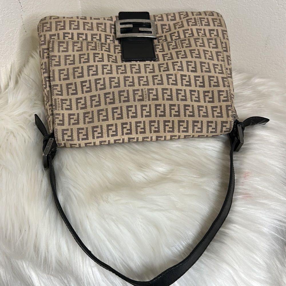 💯Authentic Fendi Shoulder Bag🍀 - Picture 9 of 17